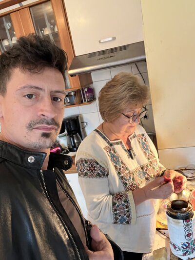 Watching the artisan how she is decorating eggs