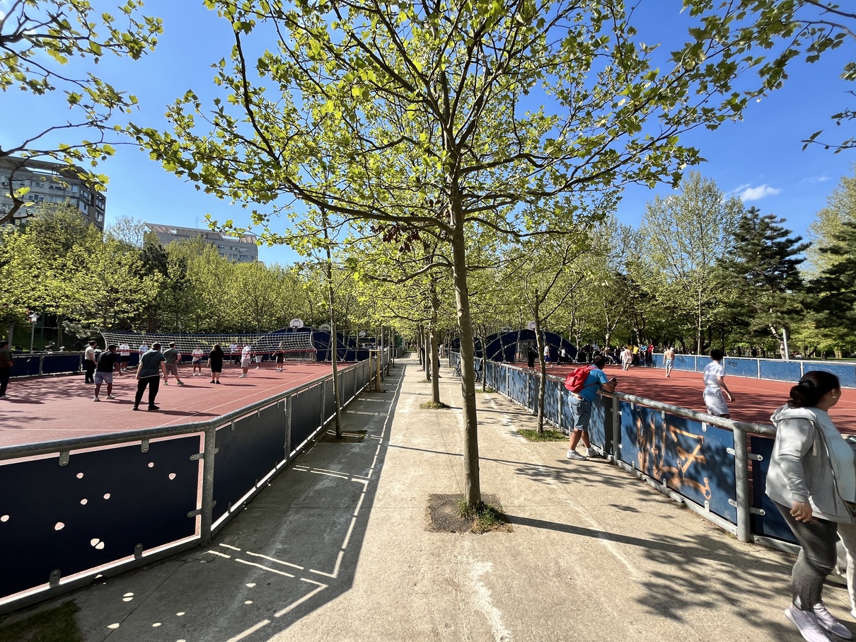 Free outdoor volleyball and football courts at IOR Park, Bucharest