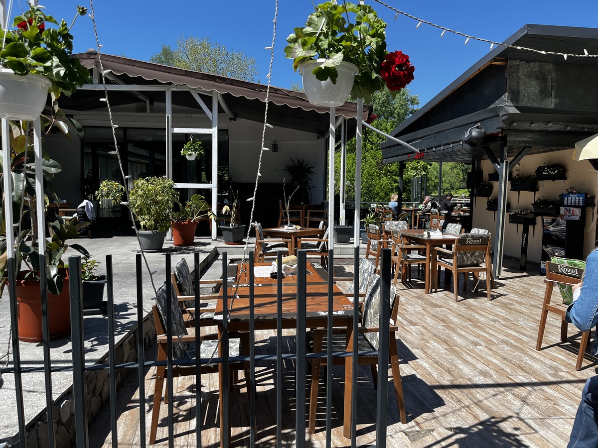 Outdoor terrace of Cafeneaua de Vară a Actorilor restaurant at Tineretului Park, Bucharest