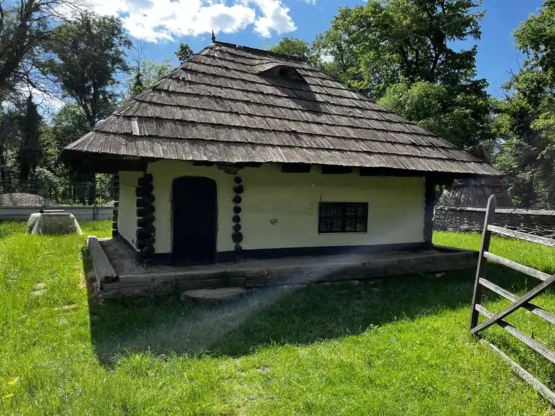 House from Mastacăn in Neamț, with a low shingle roof and open yard.