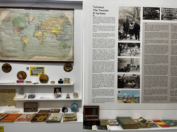 Wall map, tourism panel, souvenirs, books and small objects inside the museum.